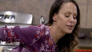 Ħoxna mara Mckenzie Lee jiġrilha xi tad-DNA mill-liż-żwiemel u jagħmel lilu dick