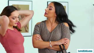 Busty stepmom និង stepdaughter មានសម្ងាត់មួយការងារនិងទារកបានលួចចូលទៅក្នុង milfs បន្ទប់ហើយពួកគេបានថើប។ឡាតាំងអាថ៍កំបាំងរបស់នាងហើយនាង licks របស់នាង cunt