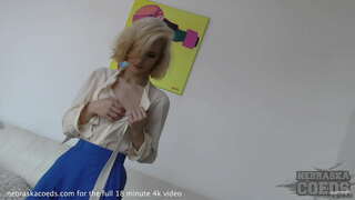 Destul de fata Blonda oferindu-ultra fierbinte striptease ciudat obiect sticla de inserție creative porno