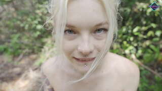 Mesum brunette nyedot kontol gedhe ing alas. Karneli Bandi