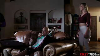 Babe Jillian Janson kniete a saugte grousse Schwanz a genossen hardcore Muschi ficken, nodeem hien