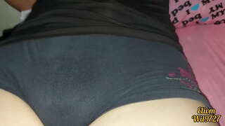 ���្អូនស្រីបានប៉ះ PUSSY របស់នាងនៅខាងមុខនៃបងប្រុសរបស់នាង