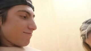 Малады чувак атрымлівае выдатны глыбокі зьменіцца ад бландынкі мілф