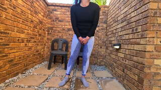 Topolak tituj zuskë brenda dhe jashtë pissing hartimin | lagësht dhe të çrregullt