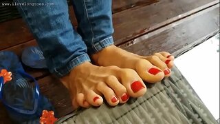Sexy teen su ilgai pirštais rodyti savo kojų paplūdimyje Sexy teen su ilgai pirštais rodyti savo kojų paplūdimyje