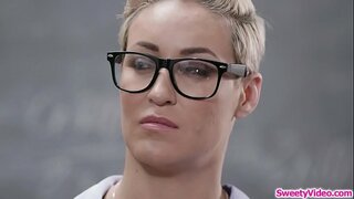 Яшь красотка ест пизду үз инструктора соң дәрес