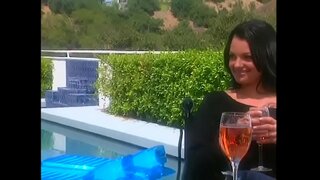 Poeth tatŵ harddwch gyda gwallt gigfran seduces dude cyd ar y patio i gael gostyngiad mwy yn ystod prynu tŷ