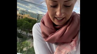 Doigté à l&#039;orgasme dans un hôtel de majorque sur la galerie!