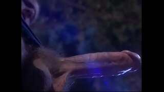 Грудастая черноволосая красотка алады серпін жылғы поклонника ретінде рәсімді табыну дьявола