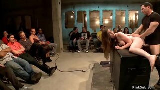 Горячая брюнетка с большими сиськами, рабыня Кеннеди Адамс связана и наказана леди-госпожой Принцессой Донной Долоре, затем ее киску трахает большой член Джона Стронга на публике