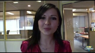 Petite brunette offre poika cul avec plaisir