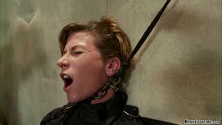 ���្សែដ្តី MILF ទាសក Ariel X គឺជាខ្ទាស់នៅលើតារាភ្លឺបន្ទាប់មកច្រវ៉ាក់ទទួលបានរន្ធគូថដេកជាមួយ dildo នៅលើឈើនៅក្នុងដៃរបស់បណ្ឌិត Orlando