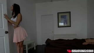 Абелла Дэнджер chce poczuć kutasa swojego przyrodniego brata w swoją mokrą cipkę