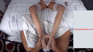 Кінчив на підошви нейлонових ніг